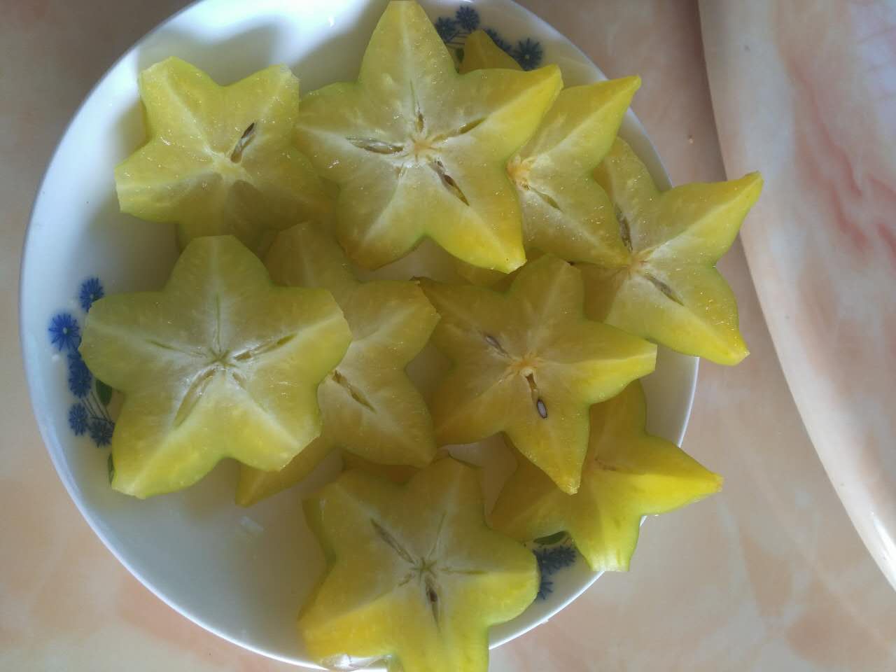 切好片的杨桃